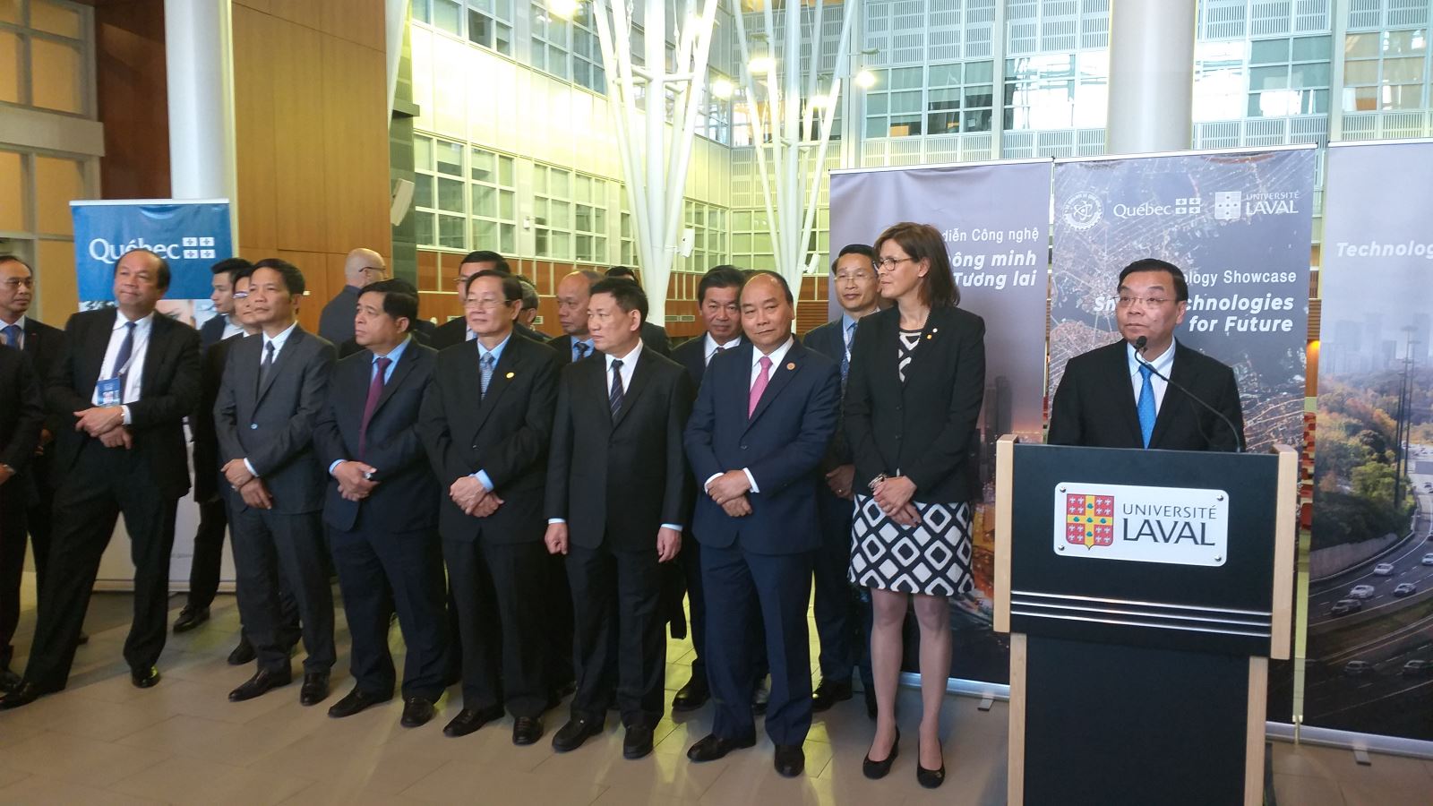 Thủ tướng dự buổi trình diễn “Công nghệ thông minh cho tương lai” tại Đại học Laval, Canada