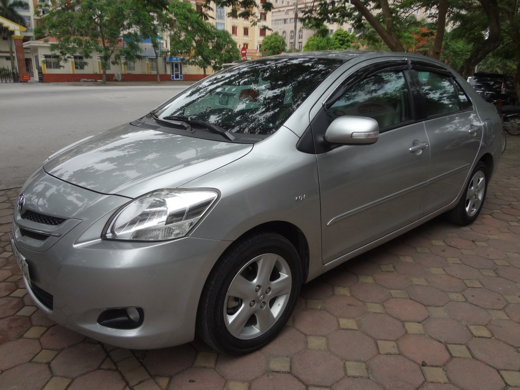 Toyota Vios màu bạc, số sàn, đang sử dụng