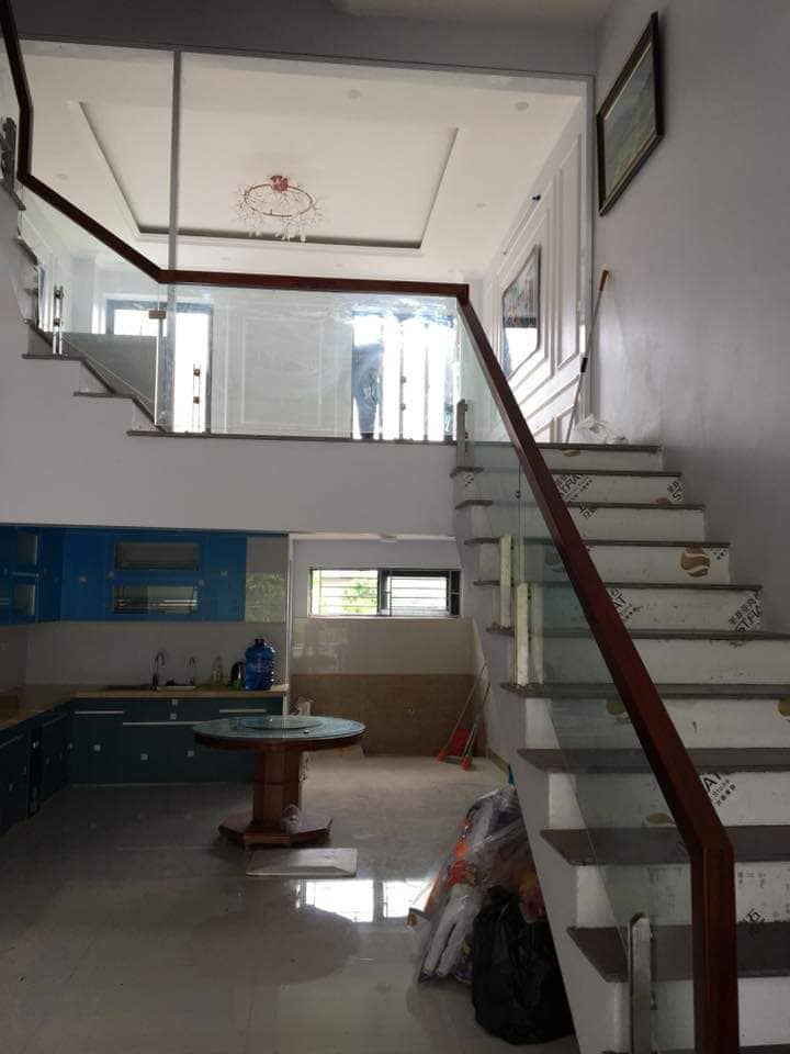 Thi công lắp đặt cầu thang kính